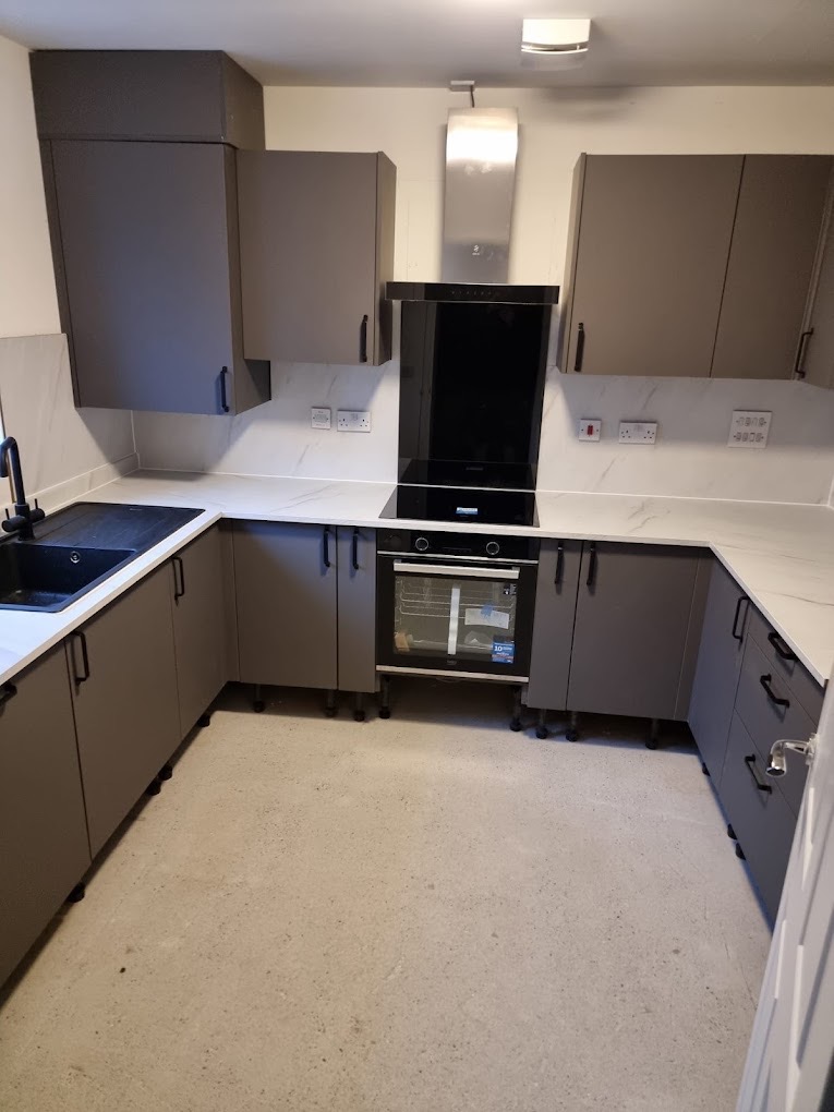 Grey kitchen with marble-effect worktops