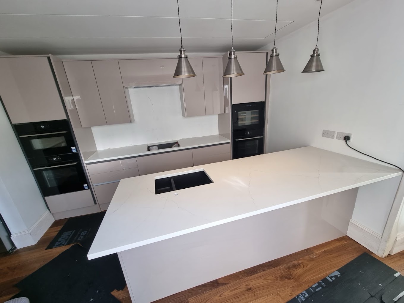 Kitchen island with quartz worktop and pendant lights